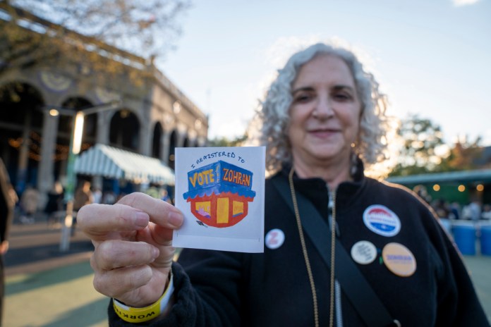 Mujer fue captada mostrando una publicidad del candidato a la alcaldía de Nueva York Zohran Mamdani