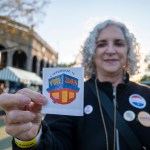 Mujer fue captada mostrando una publicidad del candidato a la alcaldía de Nueva York Zohran Mamdani