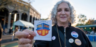 Mujer fue captada mostrando una publicidad del candidato a la alcaldía de Nueva York Zohran Mamdani