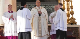 El papa León XIV preside una misa con participantes en el Jubileo del Mundo Educativo durante la Solemnidad de Todos los Santos, en la plaza de San Pedro del Vaticano, el sábado 1 de noviembre de 2025. (AP Foto/Andrew Medichini)
