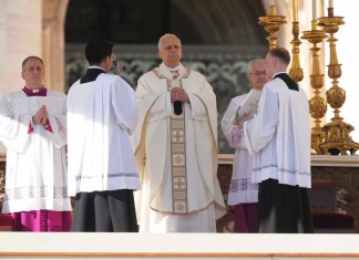 El papa León XIV preside una misa con participantes en el Jubileo del Mundo Educativo durante la Solemnidad de Todos los Santos, en la plaza de San Pedro del Vaticano, el sábado 1 de noviembre de 2025. (AP Foto/Andrew Medichini)