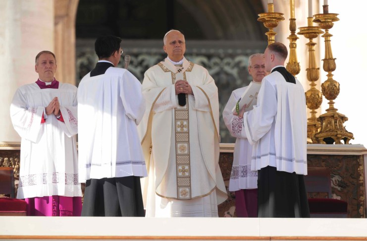 El papa León XIV preside una misa con participantes en el Jubileo del Mundo Educativo durante la Solemnidad de Todos los Santos, en la plaza de San Pedro del Vaticano, el sábado 1 de noviembre de 2025. (AP Foto/Andrew Medichini)