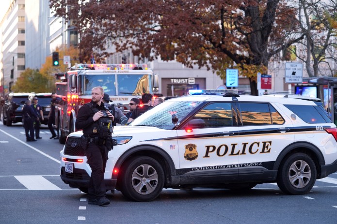 Policía Metropolitana de DC, resguardando el área del ataque armado en Washington. Foto La Hora: AP 