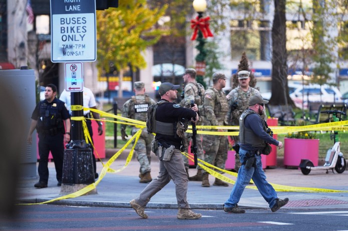 Agentes de la Guardia Nacional custodiando las calles de Washington DC. Foto la Hora: AP