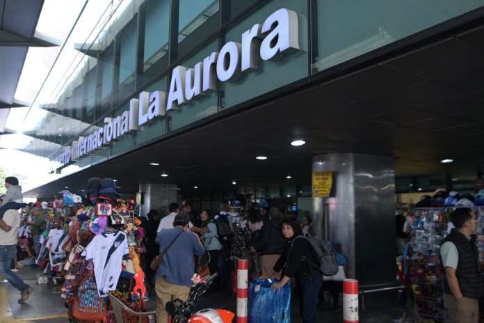 Aeropuerto Internacional La Aurora Archivo de la entrada del Aeropuerto Internacional La Aurora. Foto La Hora: Fabricio Alonzo