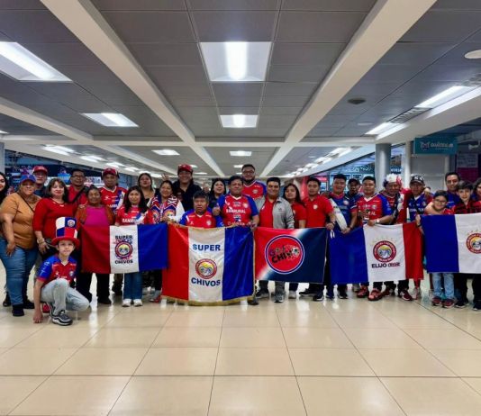 Aficionados Super Chivos llegando a Costa Rica. Foto La Hora: Xelajú MC