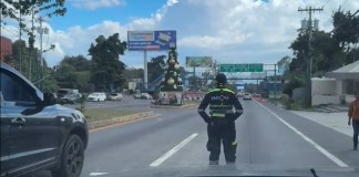Emixtra anuncia medidas tras video de agente que impidió el paso en la Interamericana Agente de Emixtra que detuvo el tránsito sobre la Carretera Interamericana. Foto La Hora: viniciogutierr3