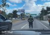 Agente de Emixtra que detuvo el tránsito sobre la Carretera Interamericana. Foto La Hora: viniciogutierr3