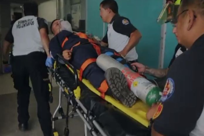 Agente de la PNC ingresando al IGSS tras ser arrollado. Foto La Hora: CBV