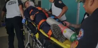 Agente de la PNC ingresando al IGSS tras ser arrollado. Foto La Hora: CBV