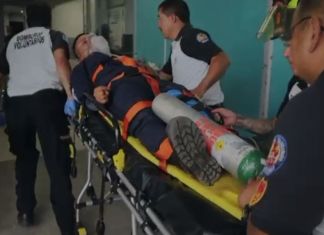 Agente de la PNC ingresando al IGSS tras ser arrollado. Foto La Hora: CBV