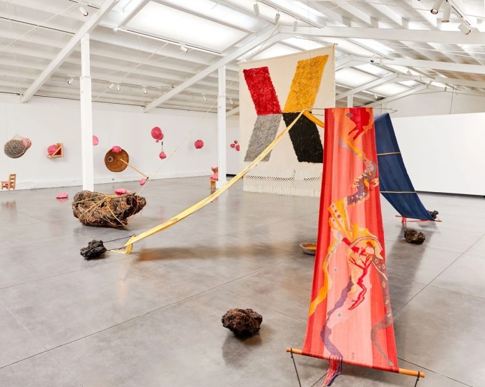 Pieza de Ana Teresa Barboza en la Bienal de 2021. Foto La Hora: New Roots Foundation / Byron Mármol