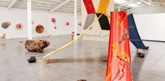 Pieza de Ana Teresa Barboza en la Bienal de 2021. Foto La Hora: New Roots Foundation / Byron Mármol