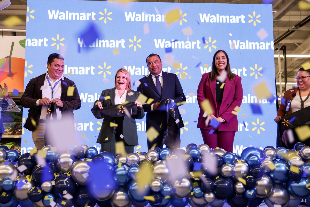Inauguración de Walmart San Cristóbal. De izquierda a derecha: Estuardo García, gerente de operaciones Walmart; Bárbara Viñals, directora Superfomatos de Walmart Centroamérica; Pablo de León, alcalde auxiliar de San Cristóbal, Zona 8 de Mixco; Joanna Ortiz, subdirectora de operaciones Walmart y Rosa Valladares, gerente de tienda Walmart San Cristóbal. Foto: Cortesía Walmart México y Centroamérica.