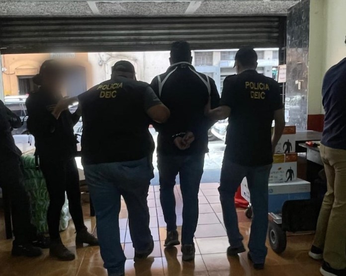 Aprehension de trabajador dle Inacif Auxiliar administrativo del Inacif es capturado por el delito de hurto. Foto La Hora