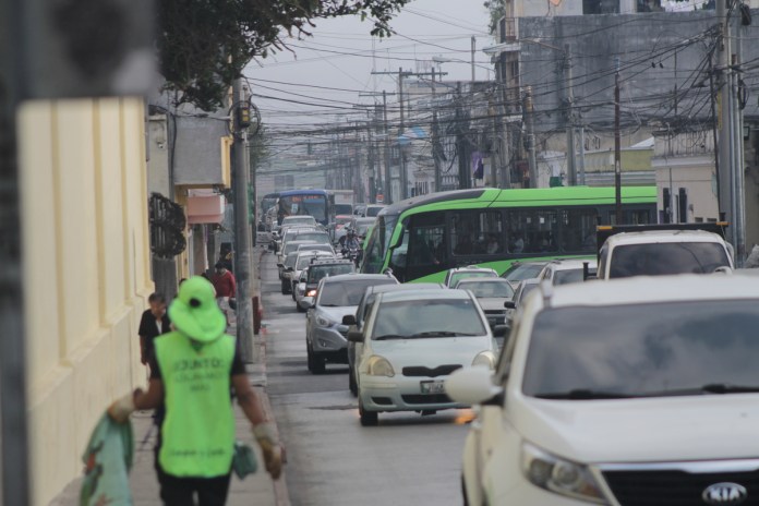 Archivo de trafico en la zona 1 (1) Archivo de alta carga vehicular en la zona 1 capitalina. Foto La Hora: Jose Orozco