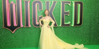 Ariana Grande sufrió un percance en la Yellow Carpet cuando un fan se le abalanzó.