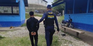 Captura de Nelson “N”, de 24 años, en el interior de un centro educativo. Foto La Hora: PNC.