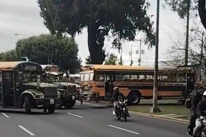 Encapuchados de la USAC bloquearon el bulevar Liberación. Foto La Hora: Amílcar Montejo.