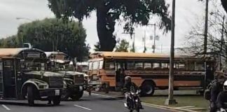 Encapuchados de la USAC bloquearon el bulevar Liberación. Foto La Hora: Amílcar Montejo.