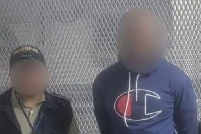 Un ciudadano colombiano detenido en el aeropuerto. Foto La Hora: PNC.
