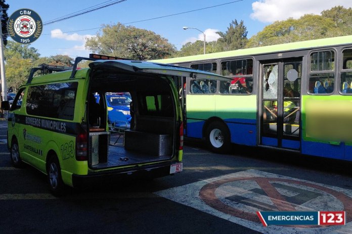 Un hombre falleció dentro de un bus urbano tras ataque armado.