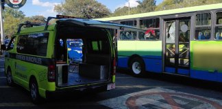 Un hombre falleció dentro de un bus urbano tras ataque armado.