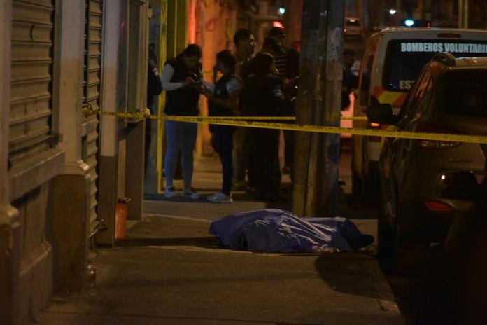 Hombre fallecido tras ataque armado en la zona 1 capitalina. Foto La Hora: Jose Orozco