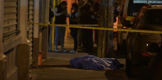 Hombre fallecido tras ataque armado en la zona 1 capitalina. Foto La Hora: Jose Orozco