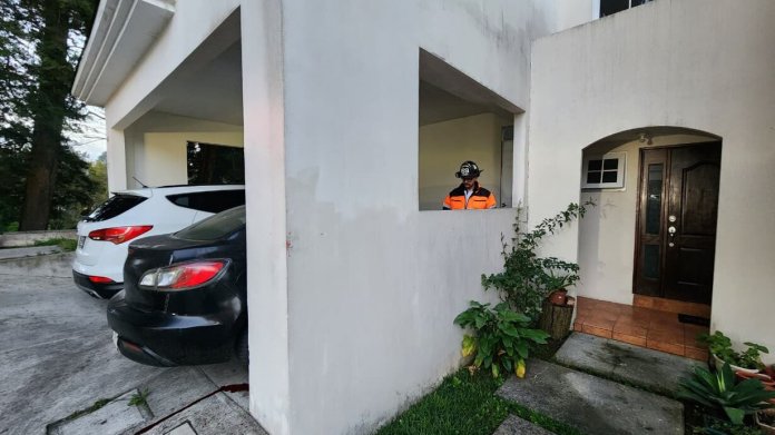 Ataque_b5b50d Un hombre fue localizado sin vida por los Bomberos Voluntarios en Fraijanes. Foto La Hora: Bomberos Voluntarios