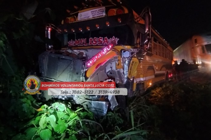 BUS (1) 1 Fuerte accidente de tránsito en el kilómetro 102, jurisdicción de Santa Lucía Cotzumalguapa, Escuintla Foto: CVB Santa Lucía Cotzumalguapa, Escuintla