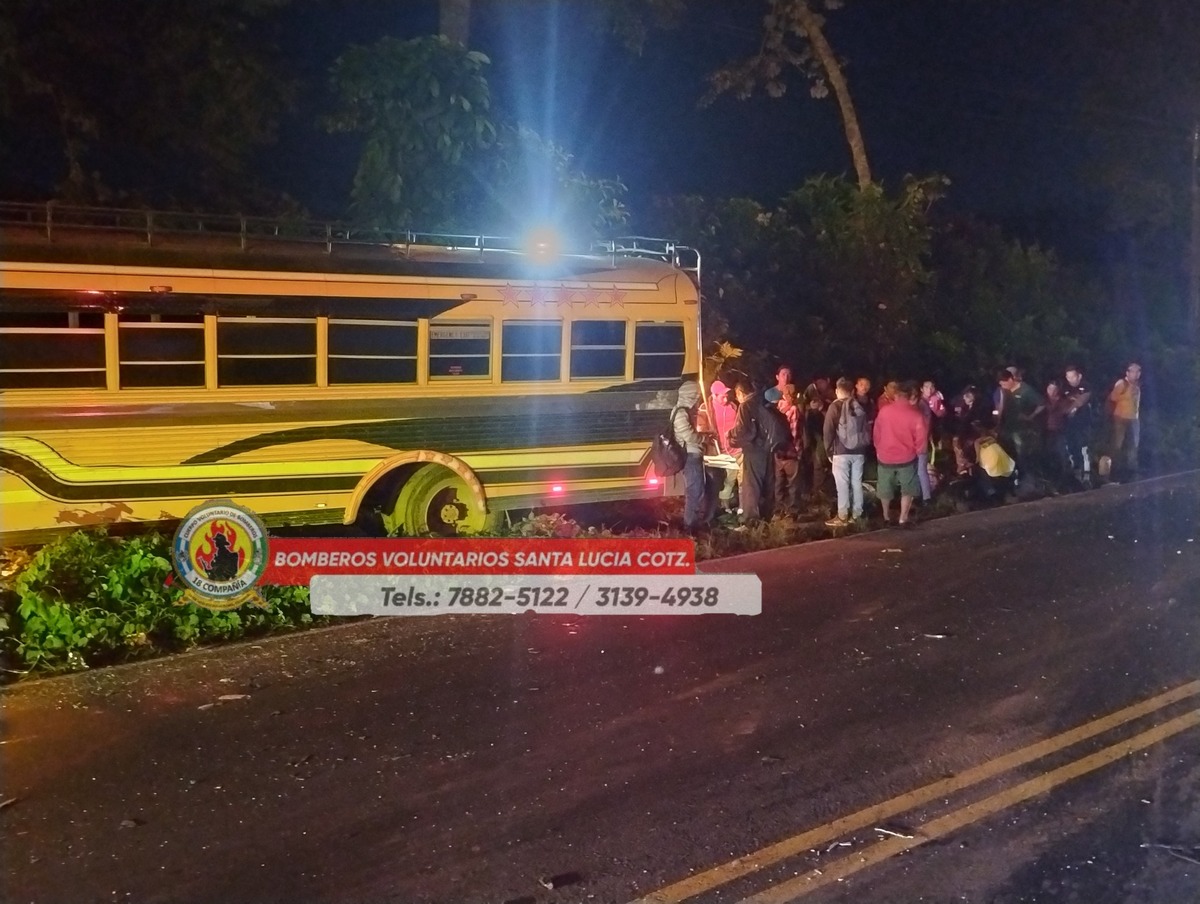 Colisión entre bus y pick-up deja 8 heridos en Santa Lucía CotzumalguapaFoto: Bomberos Voluntarios Santa Lucia Cotzumalguapa