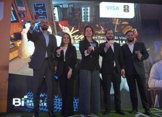 Representantes de Visa y Banco Industrial durante presentación de promoción "Rumbo a la Copa Mundial de la FIFA 2026". Foto: La Hora/ José Orozco.