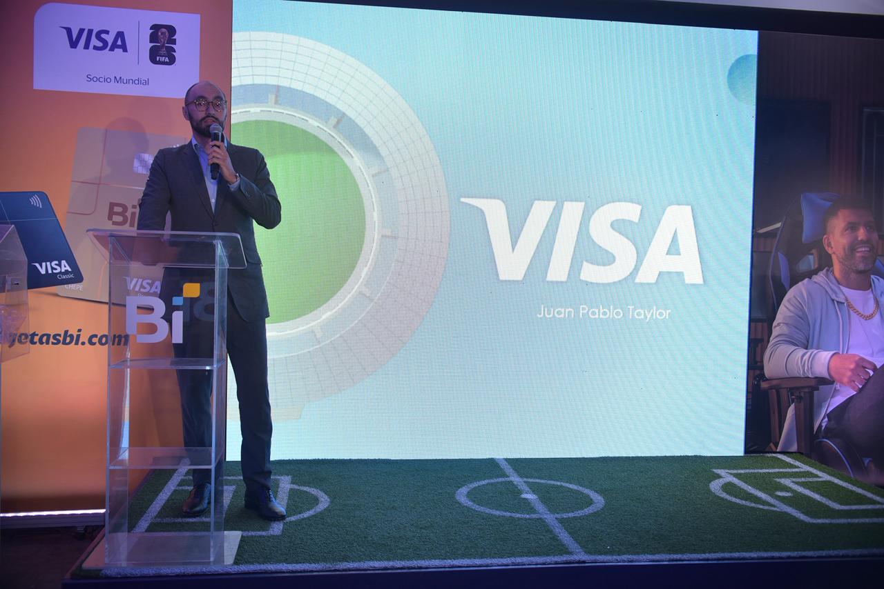 Juan Pablo Tay, country manager de Visa Guatemala, El Salvador y Honduras, otorgando información de alianza entre Visa, Banco Industrial y FIFA. Foto: La Hora/ José Orozco.