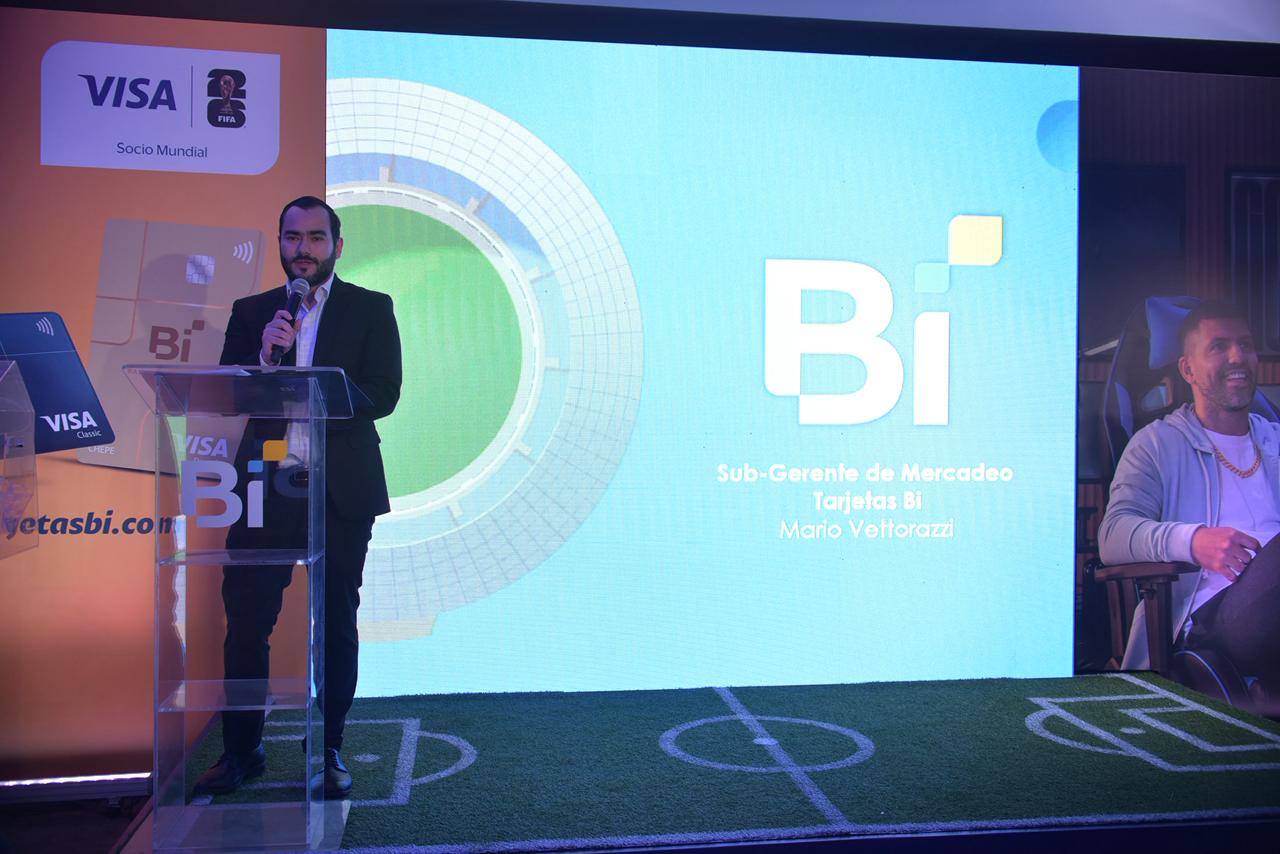 Mario Vettorazzi, subgerente de mercadeo de Bi Credit, presentando detalles de la promoción. Foto: La Hora/ José Orozco.