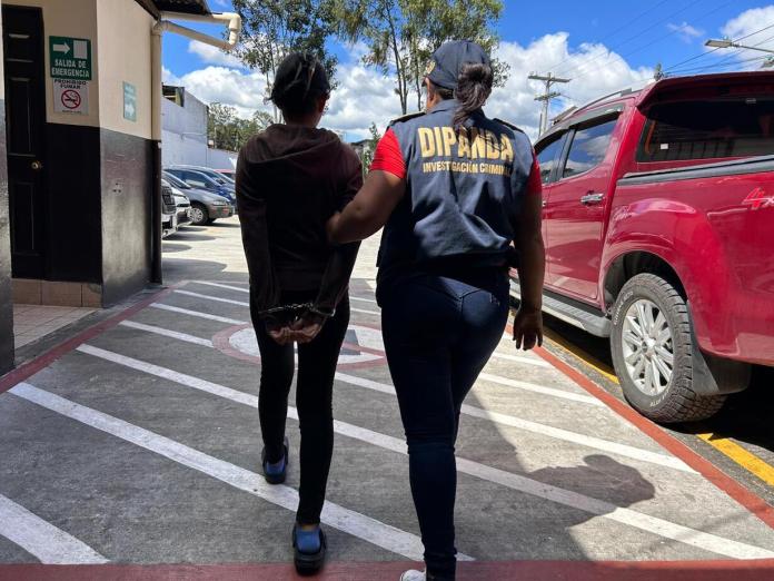 Barrio 18 capturada Presunta integrante del Barrio 18 fue capturada acusada de extorsión.