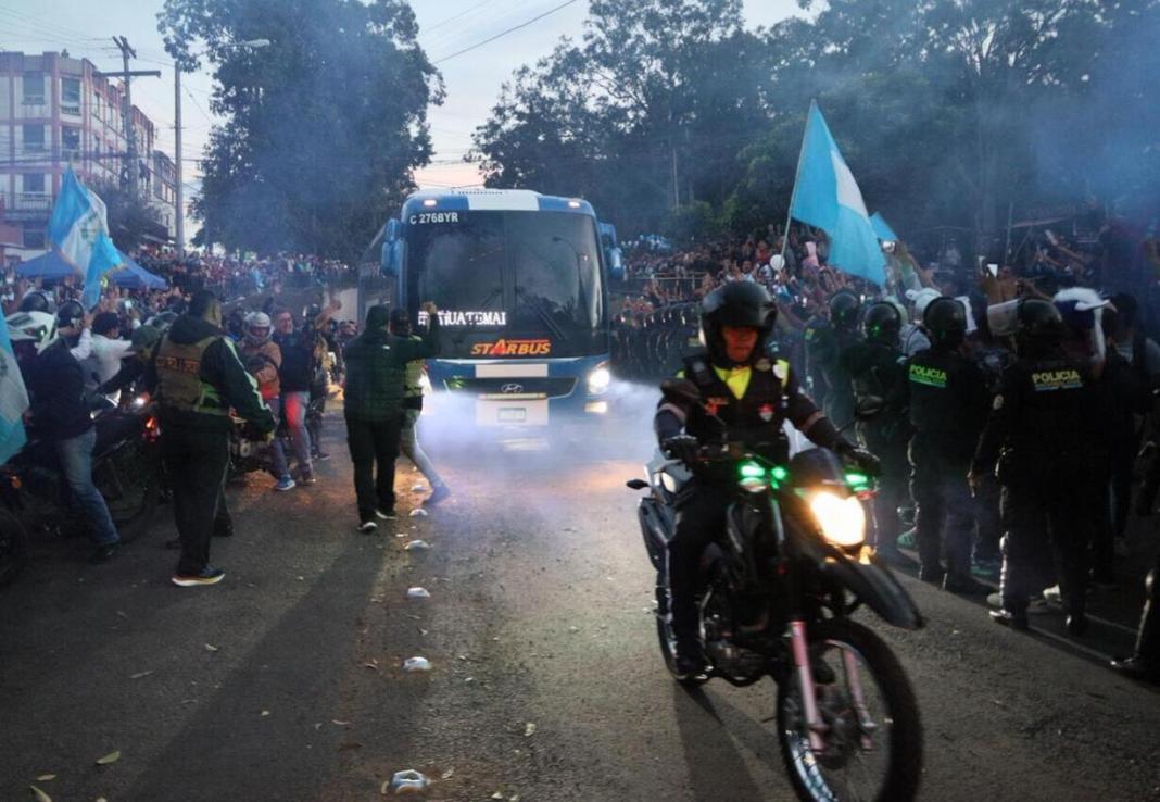 Bicolor Así fue la llegada de la Bicolor. Foto La Hora: Daniel Ramírez