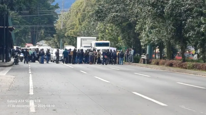 Bloqueo de exmilitares registrado en el kilómetro 29 de la ruta Interamericana. Foto La Hora: Muni Mixco