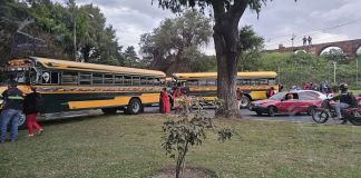 Encapuchados de la USAC bloquean bulevar Liberación. Foto La Hora: Amílcar Montejo.