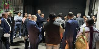 Salubristas impiden la salida de congresistas y personal administrativo. Foto La Hora: José Orozco.