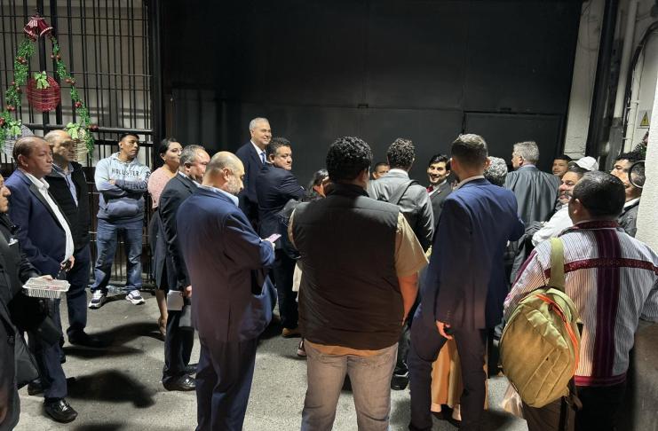 Salubristas impiden la salida de congresistas y personal administrativo. Foto La Hora: José Orozco.