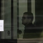Fotografía que muestra al expresidente de Brasil Jair Bolsonaro (d) detrás de una puerta de vidrio este domingo, en la Superintendencia de la Policía Federal en Brasilia. Foto La Hora: EFE