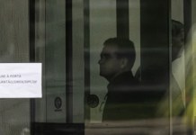 Bolsonaro cumplirá su condena a 27 años de cárcel en una sala de doce metros cuadrados Fotografía que muestra al expresidente de Brasil Jair Bolsonaro (d) detrás de una puerta de vidrio este domingo, en la Superintendencia de la Policía Federal en Brasilia. Foto La Hora: EFE