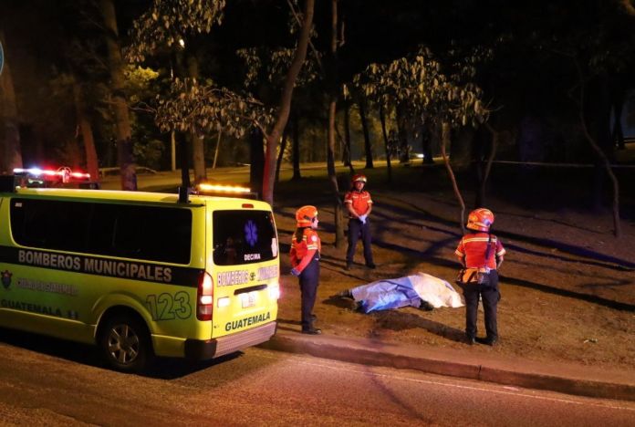 Los Bomberos Municipales atendieron la emergencia y confirmaron que la persona ya había fallecido. Foto La Hora: Bomberos Municipaless