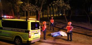 Los Bomberos Municipales atendieron la emergencia y confirmaron que la persona ya había fallecido. Foto La Hora: Bomberos Municipaless