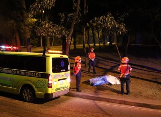 Los Bomberos Municipales atendieron la emergencia y confirmaron que la persona ya había fallecido. Foto La Hora: Bomberos Municipaless