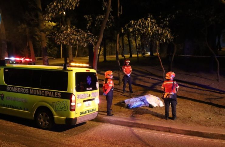 Los Bomberos Municipales atendieron la emergencia y confirmaron que la persona ya había fallecido. Foto La Hora: Bomberos Municipaless