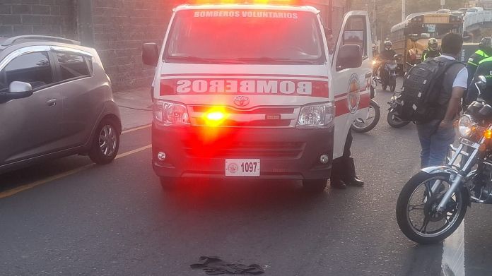 Los Bomberos Voluntarios atendieron la emergencia donde falleció el motorista en la Calzada Roosevelt. Foto La Hora: Tránsito Mixco
