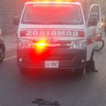 Los Bomberos Voluntarios atendieron la emergencia donde falleció el motorista en la Calzada Roosevelt. Foto La Hora: Tránsito Mixco