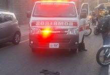 Los Bomberos Voluntarios atendieron la emergencia donde falleció el motorista en la Calzada Roosevelt. Foto La Hora: Tránsito Mixco